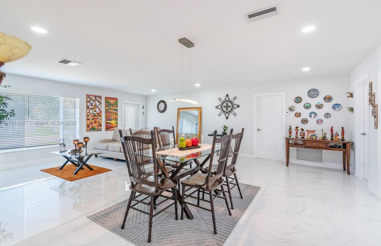 Dining room, Interior, Living room, Marble, Pendant Lights, Recessed Lighting