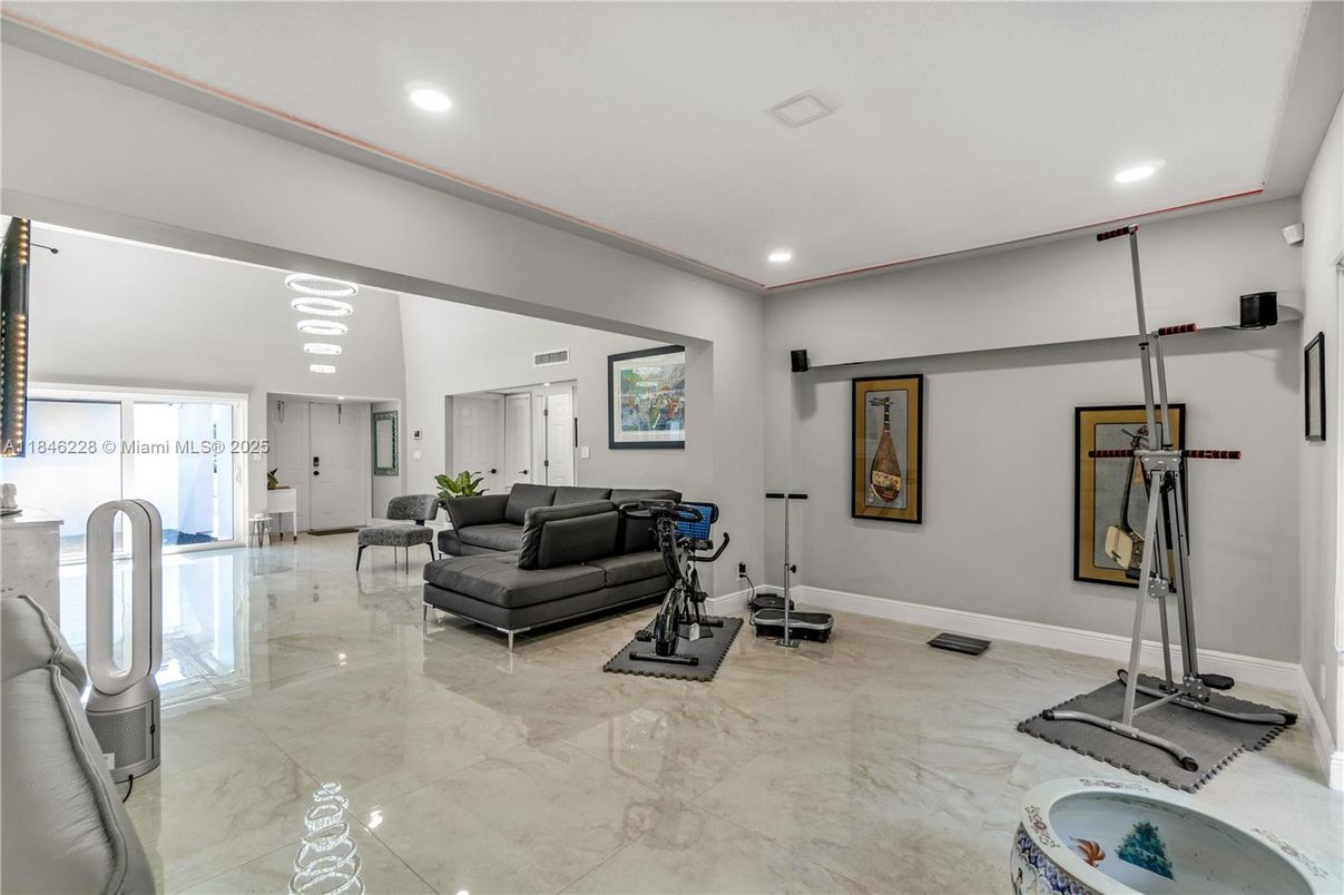 Fitness Equipment, Interior, Living room, Marble, Recessed Lighting
