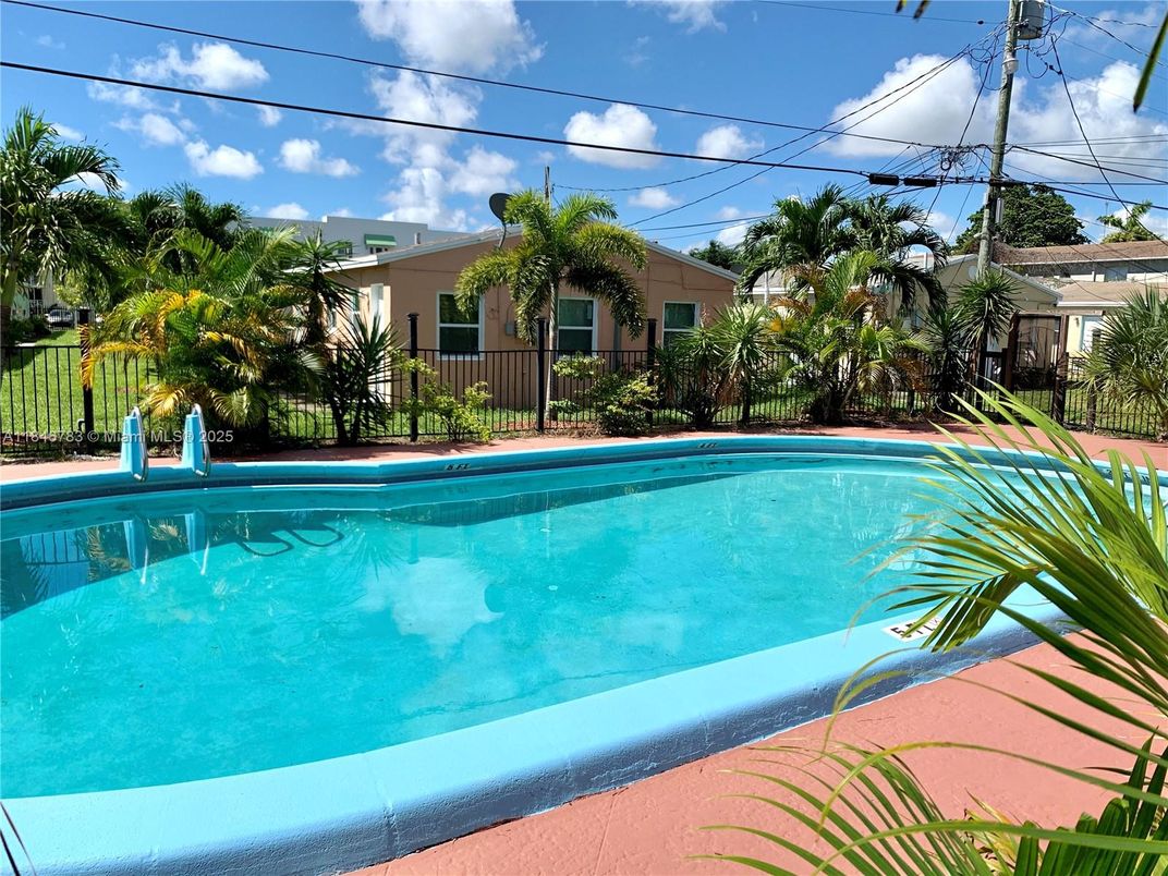 Exterior, Pool
