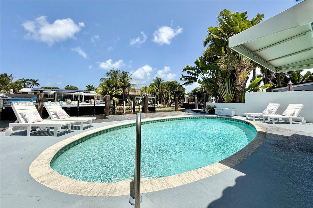 Exterior, Pool