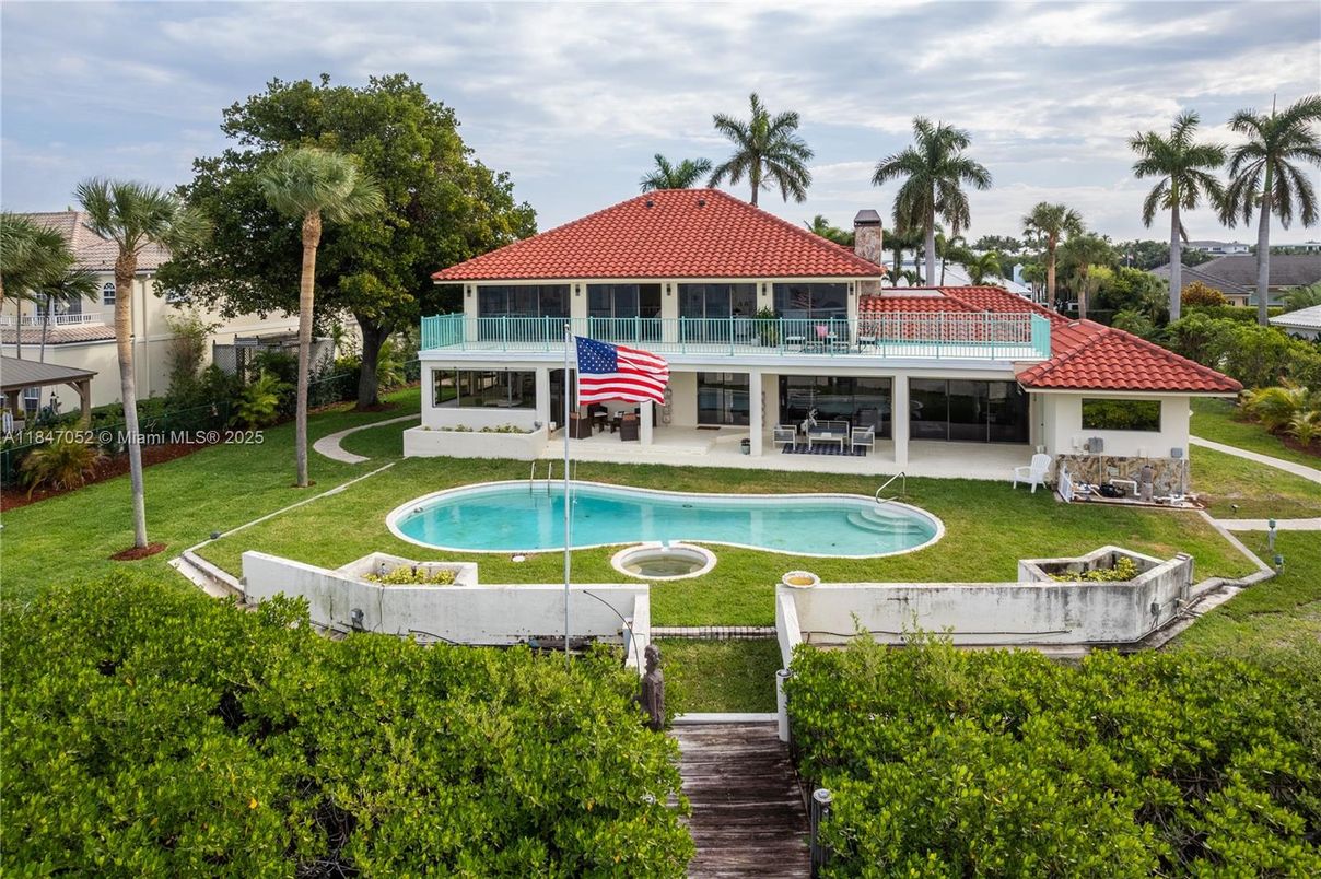 Exterior, Pool