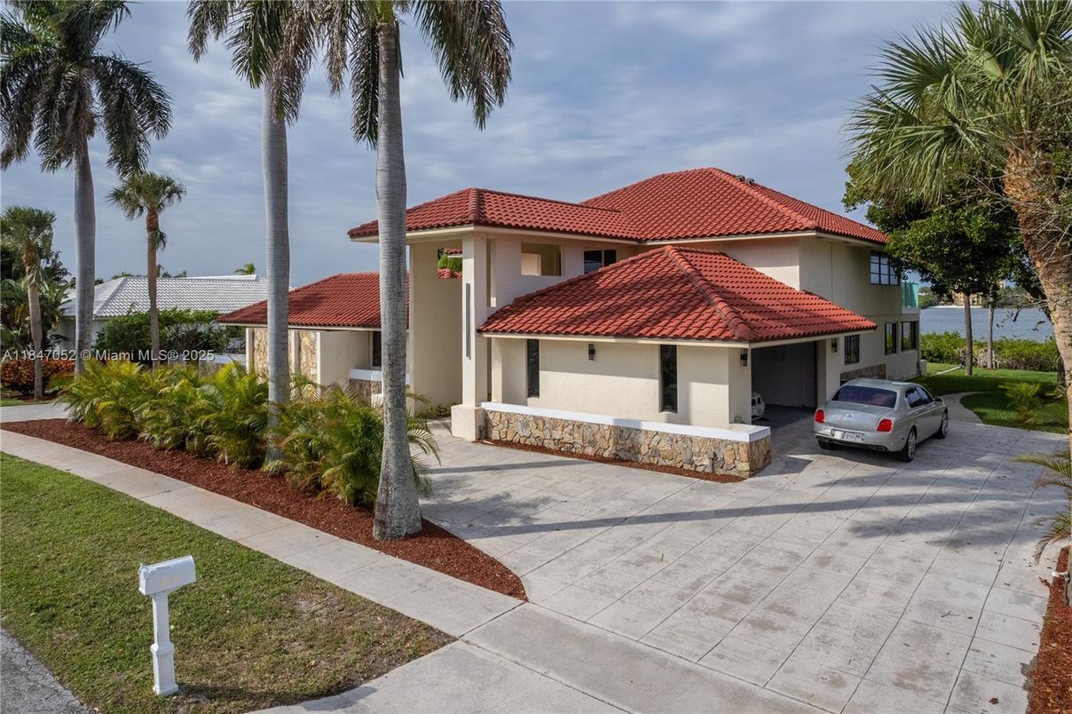 Attached, Exterior, Facade, Mediterranean