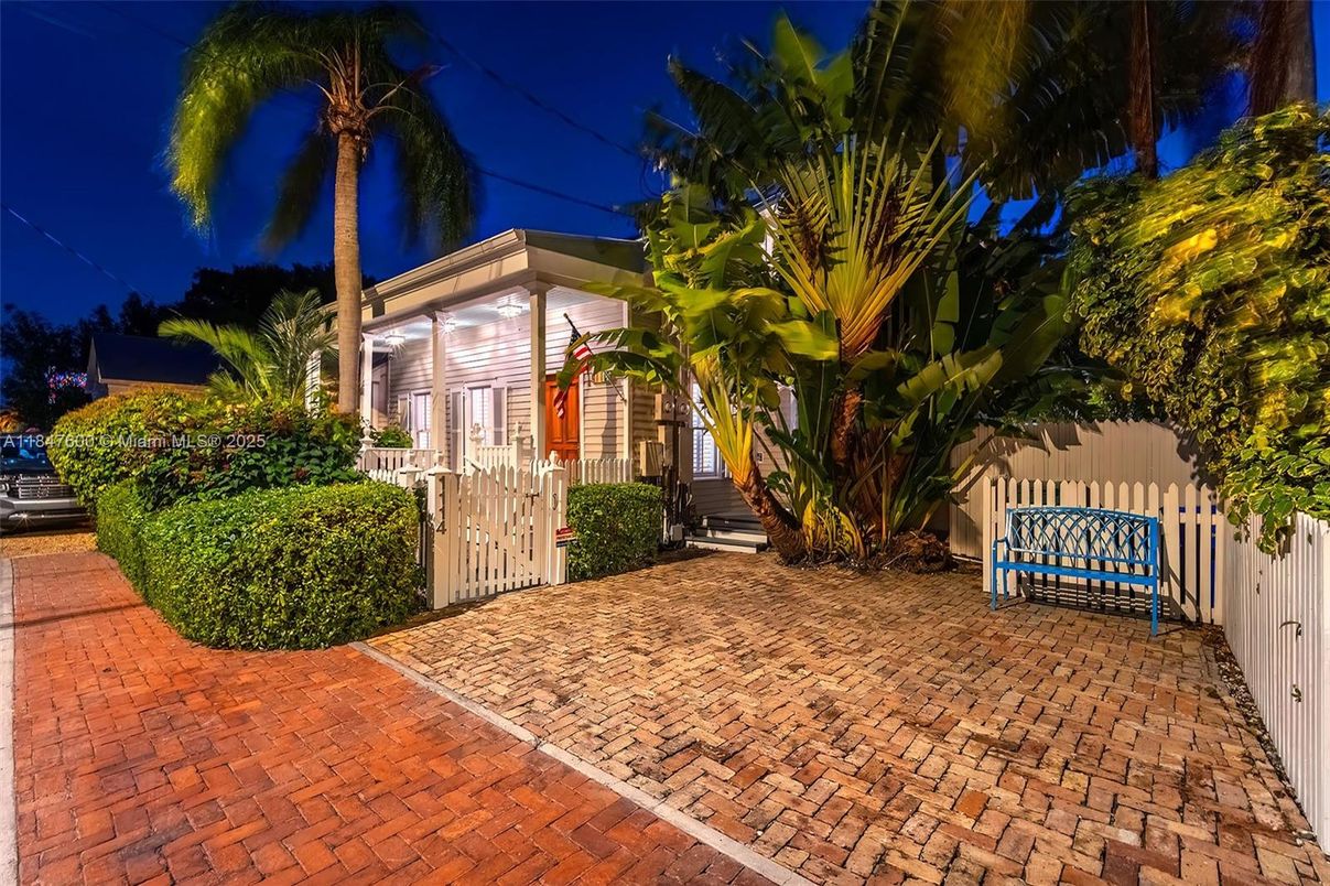 Detached Garage, Exterior