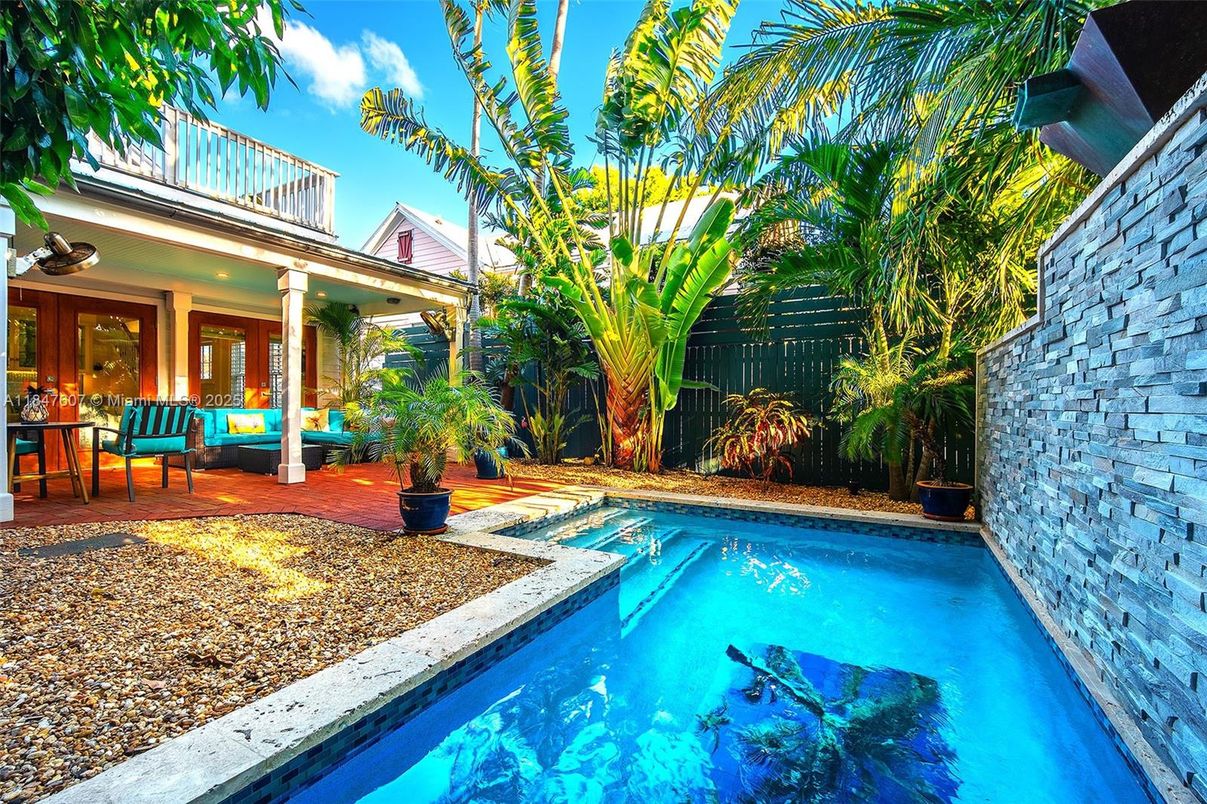 Exterior, Pool