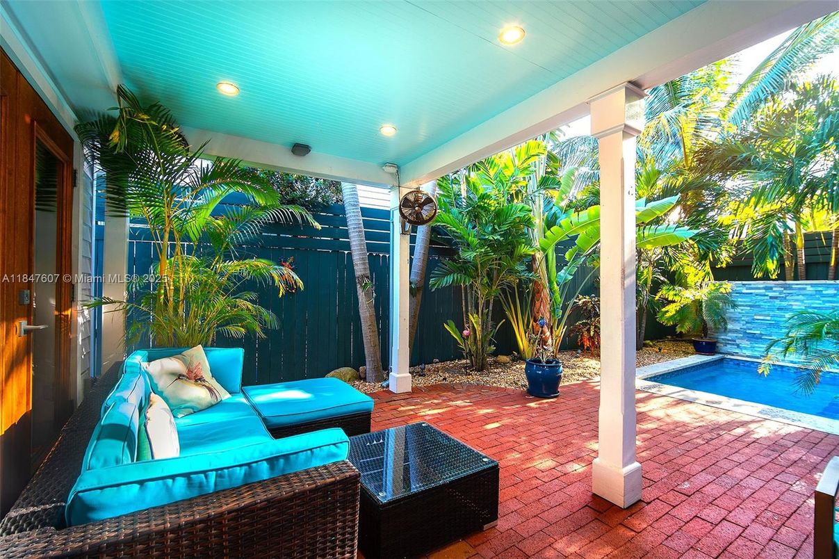 Exterior, Pool