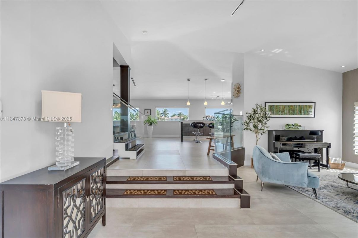 Interior, Living room, Pendant Lights, Piano, Recessed Lighting