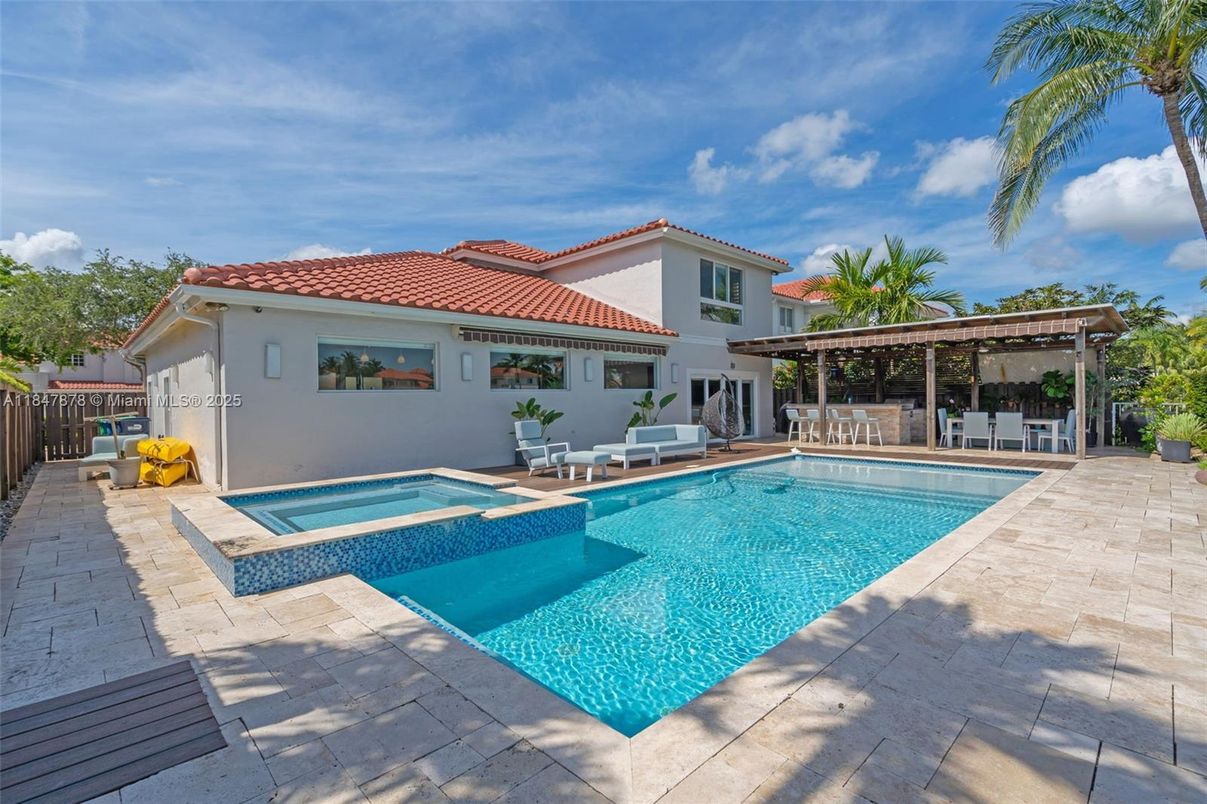Exterior, Pool