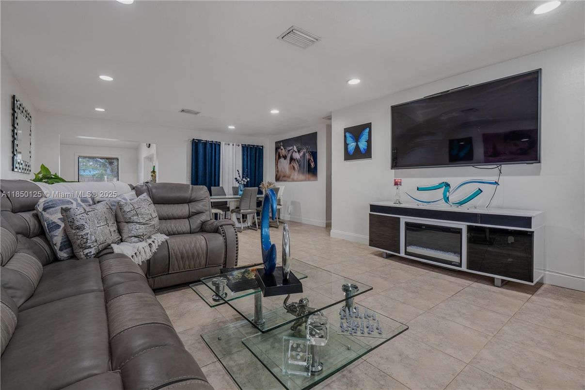 Dining room, Interior, Living room, Recessed Lighting