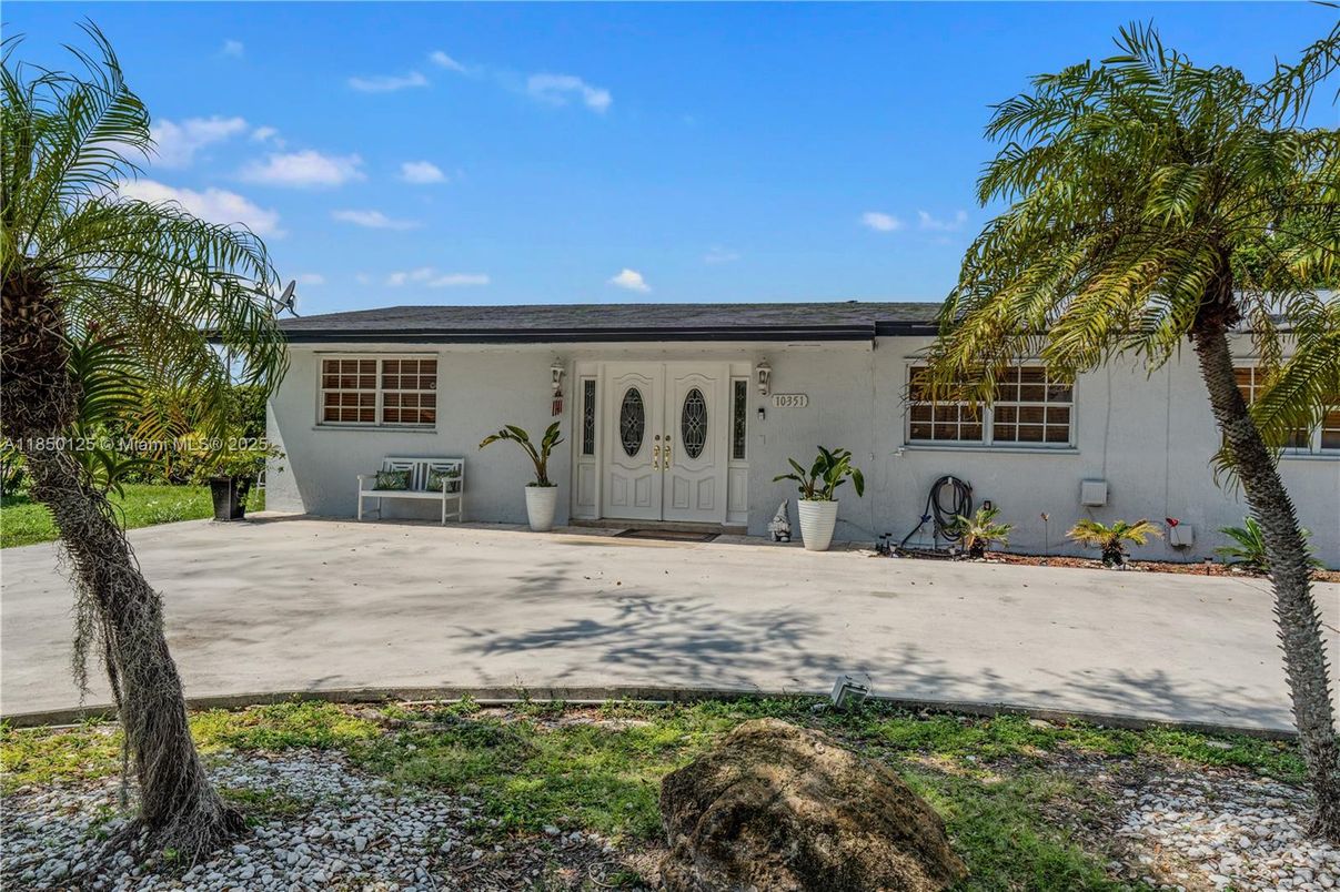 Exterior, Facade, Ranch