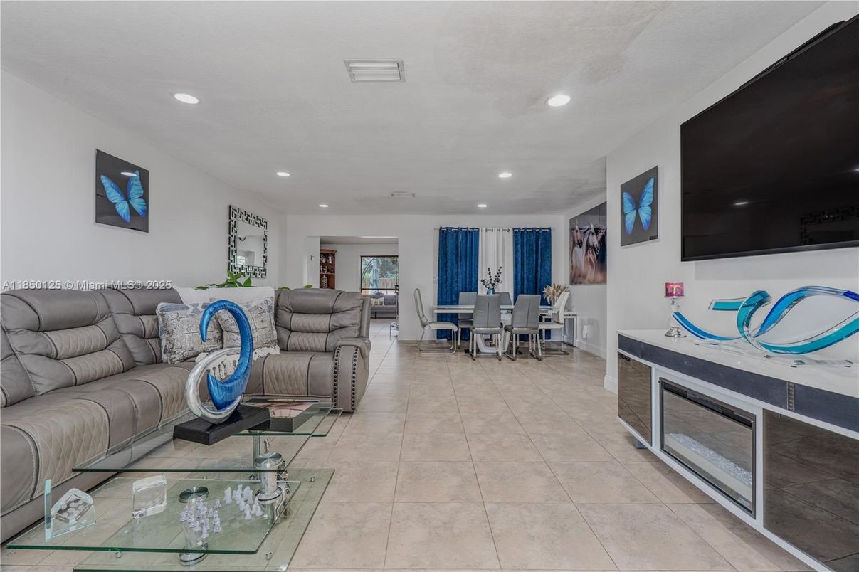 Dining room, Interior, Living room, Recessed Lighting