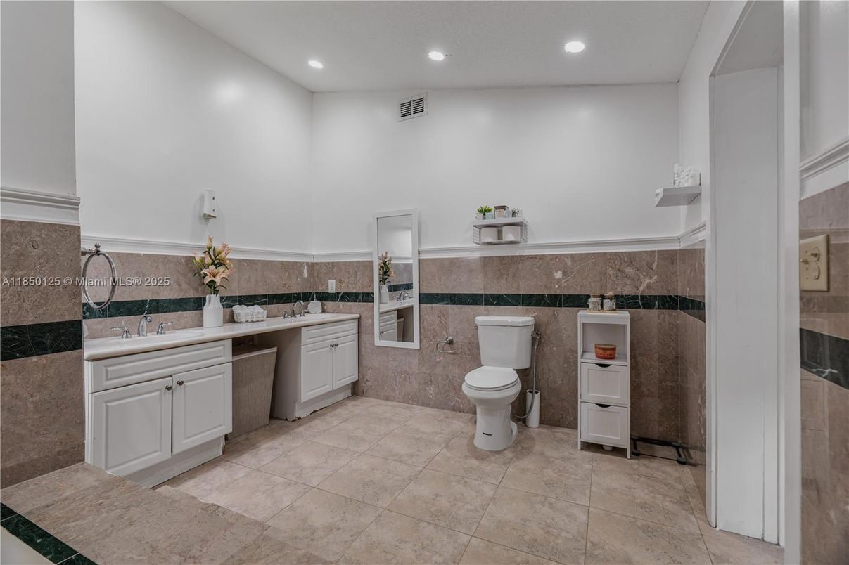 Bathroom, Dual Sink Vanities, Interior, Recessed Lighting