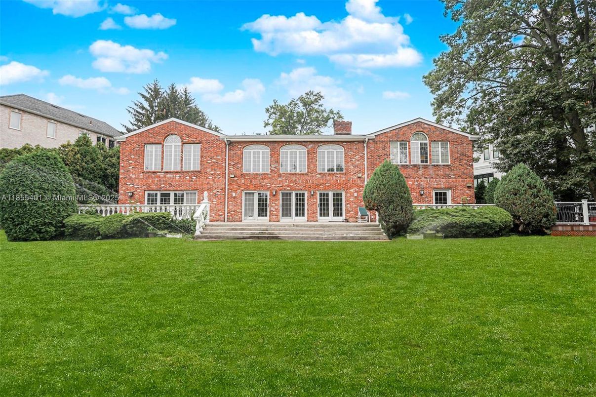 Backyard, Exterior, Facade, Brick Facade, Brick Traditional