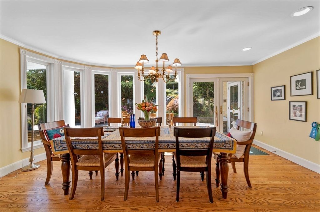 Chandelier, Dining room, Interior, Recessed Lighting, Wood Texture Flooring