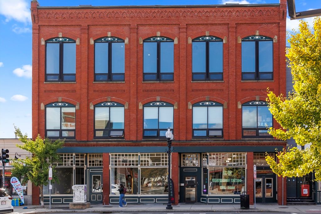 Exterior, Facade, Rowhouse