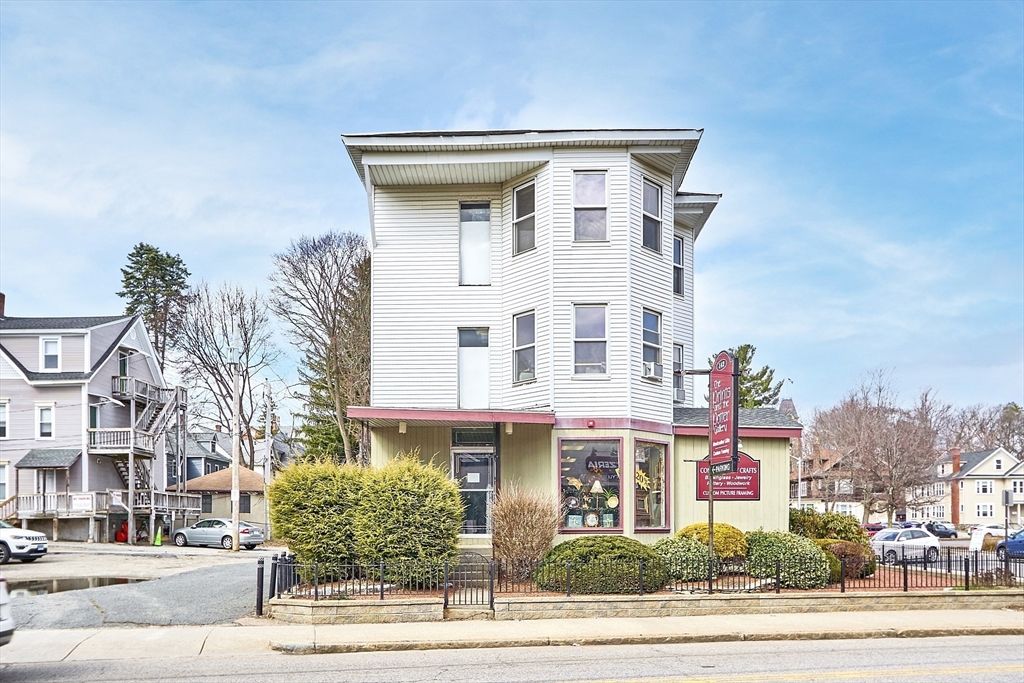 Exterior, Facade, Queen Anne Victorian