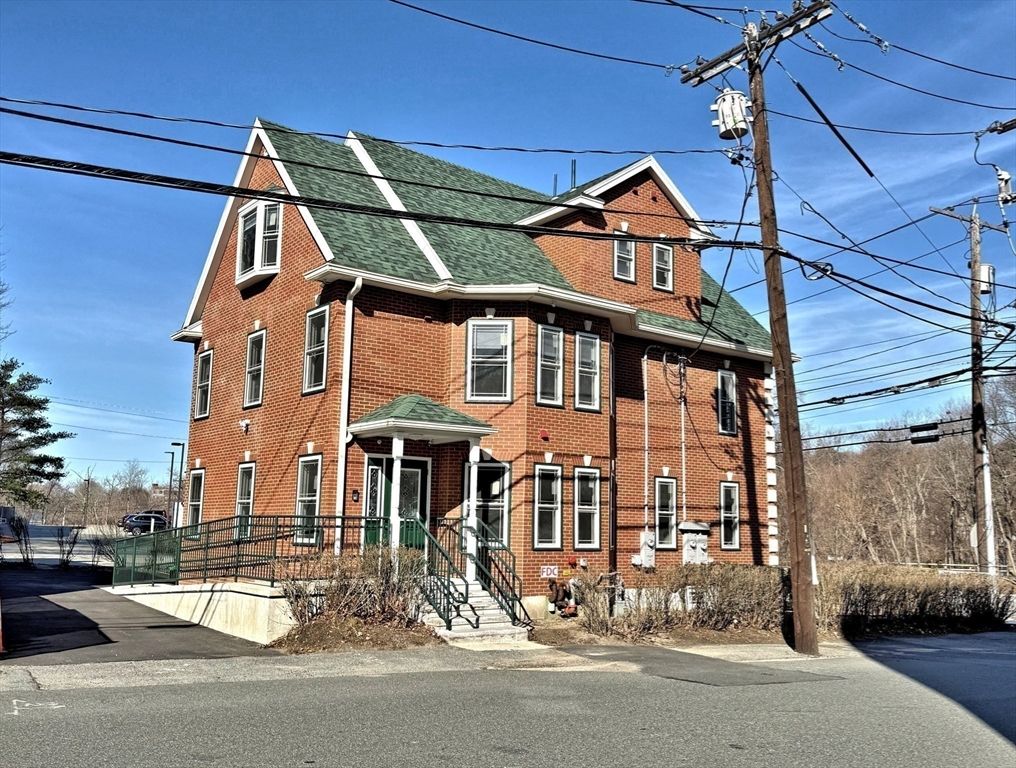 Exterior, Facade, Brick Facade, Georgian