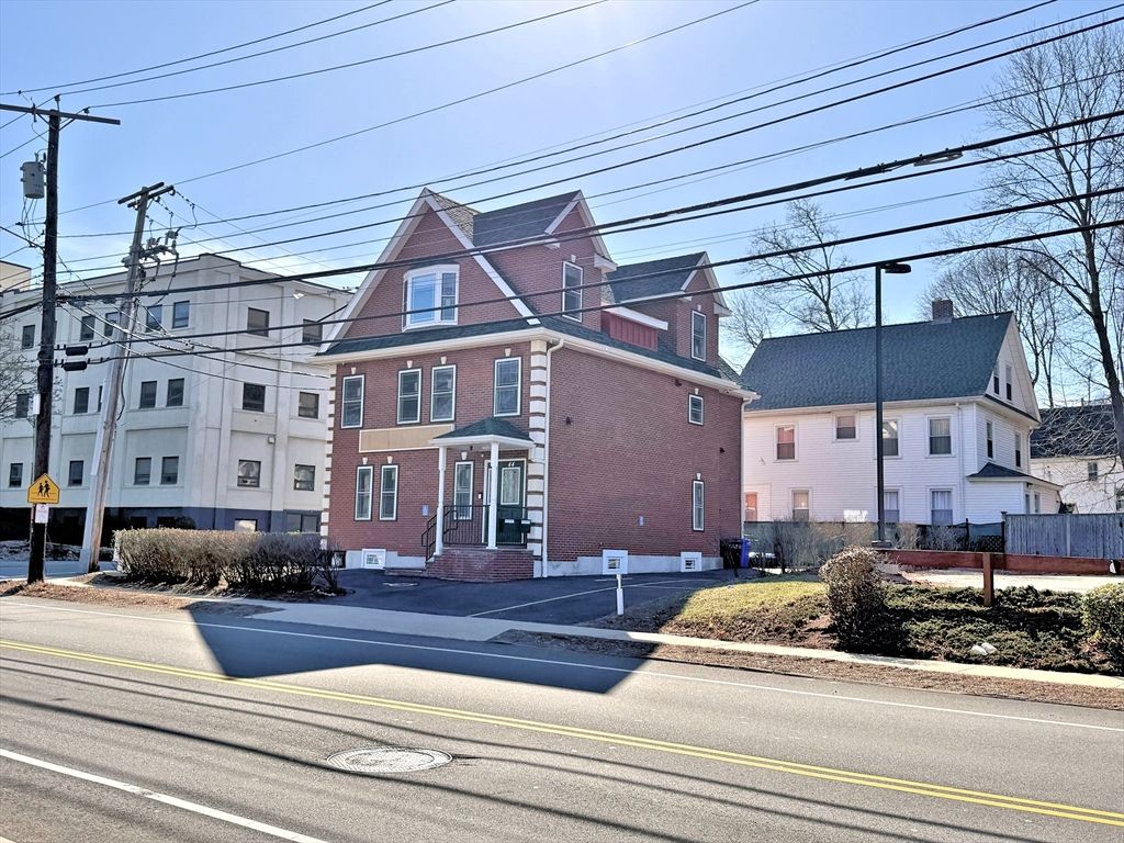 Exterior, Facade, Brick Facade, Queen Anne Victorian