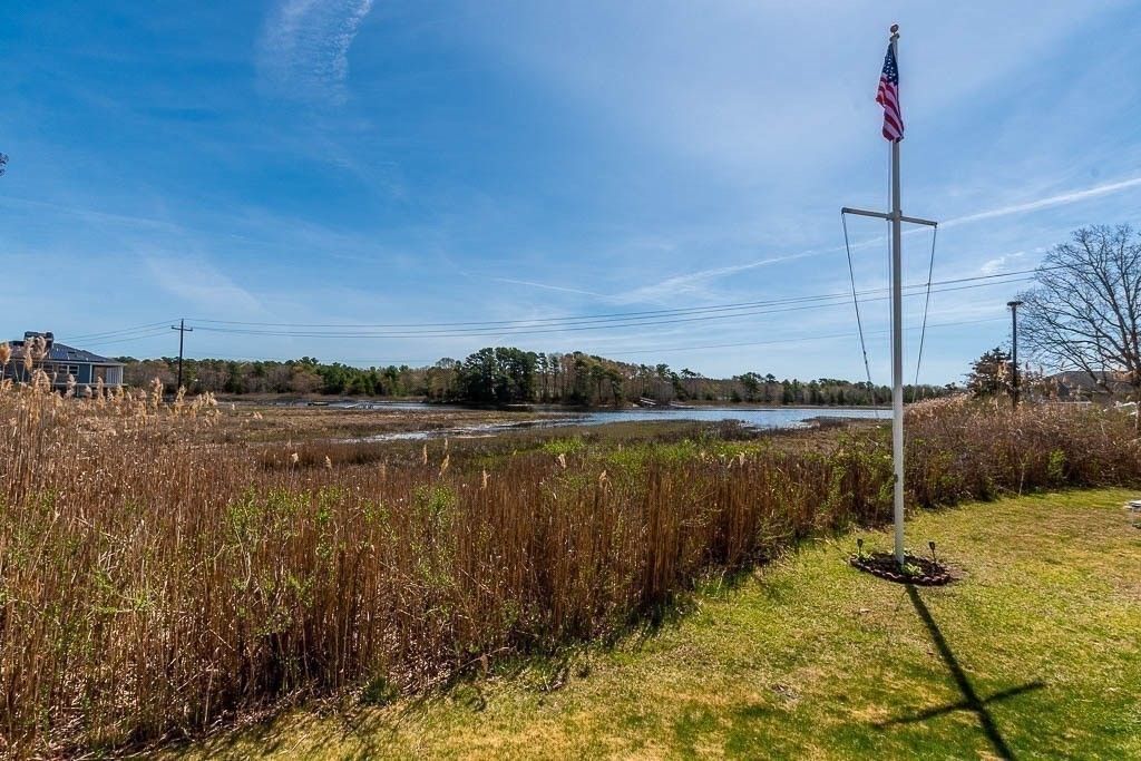Exterior, Lake