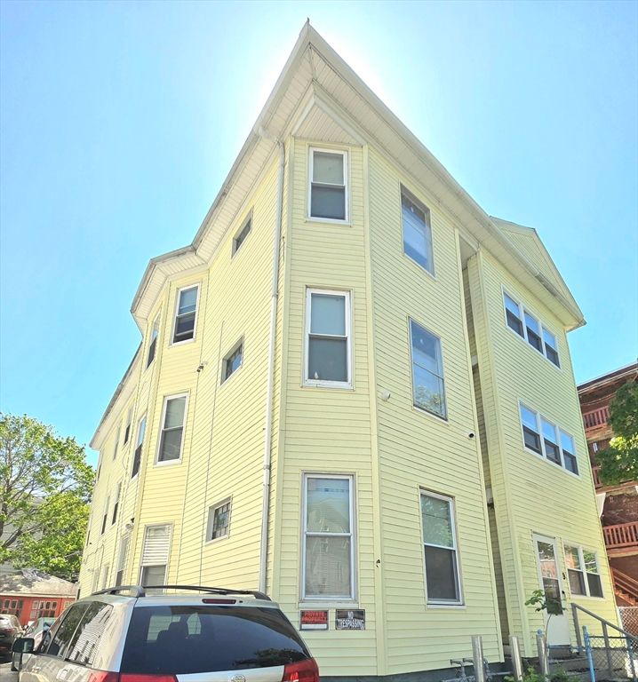 Exterior, Facade, Queen Anne Victorian