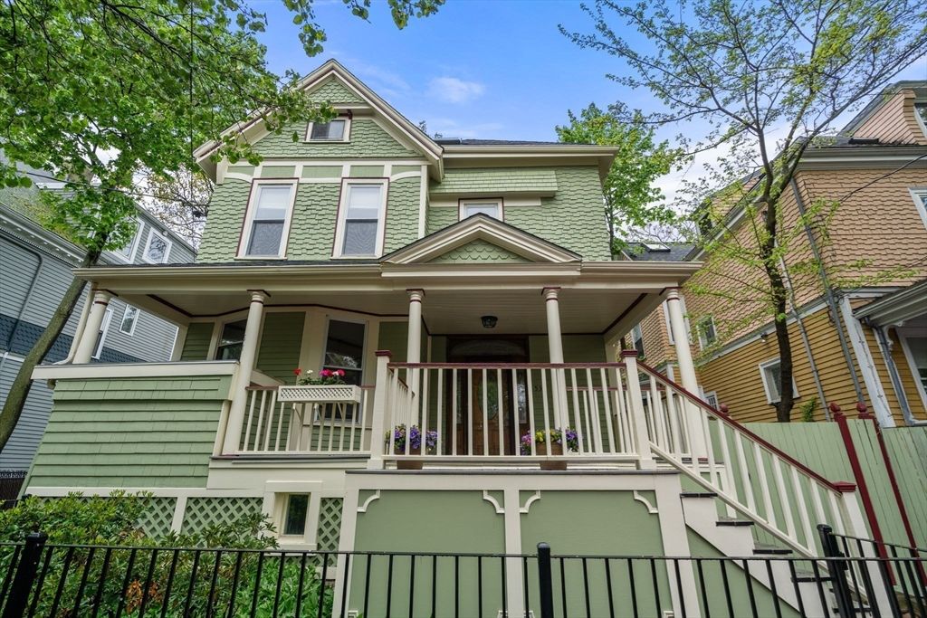 Exterior, Facade, Queen Anne Victorian