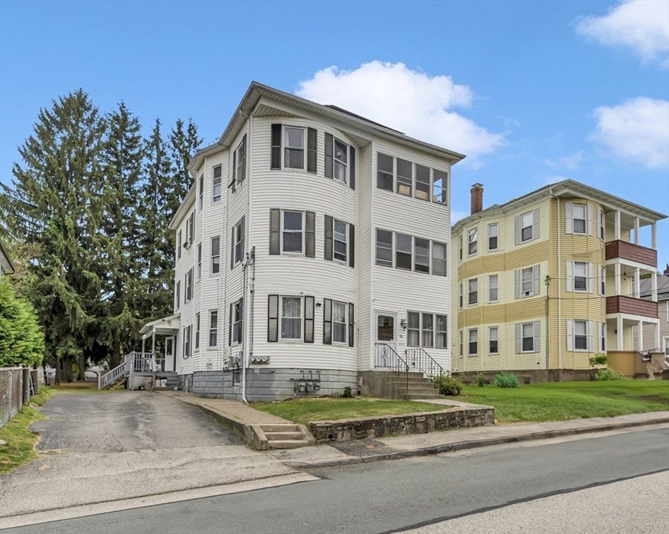 Exterior, Facade, Rowhouse