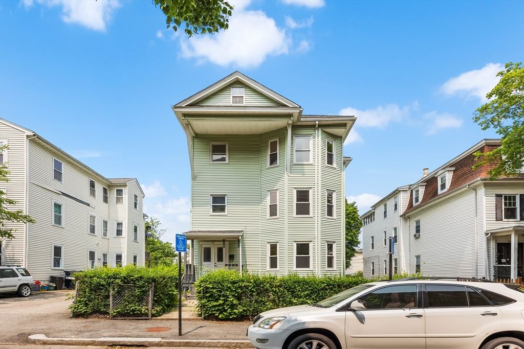 Exterior, Facade, Queen Anne Victorian