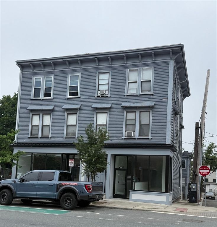 Exterior, Facade, Rowhouse