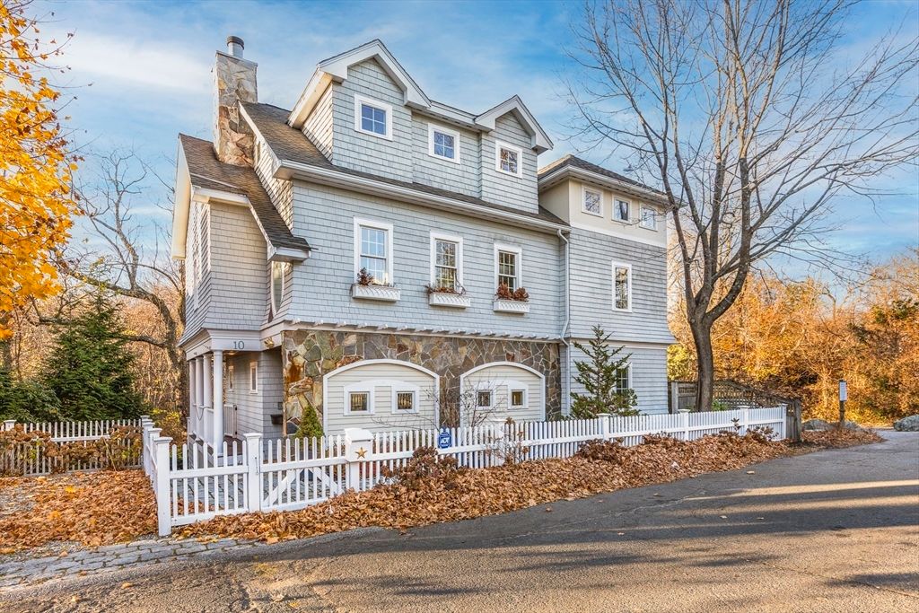 Attached, Exterior, Facade, Queen Anne Victorian