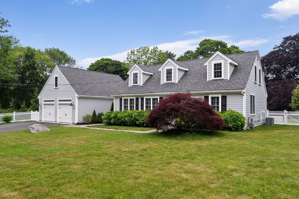 Attached, Exterior, Facade, Cape Cod