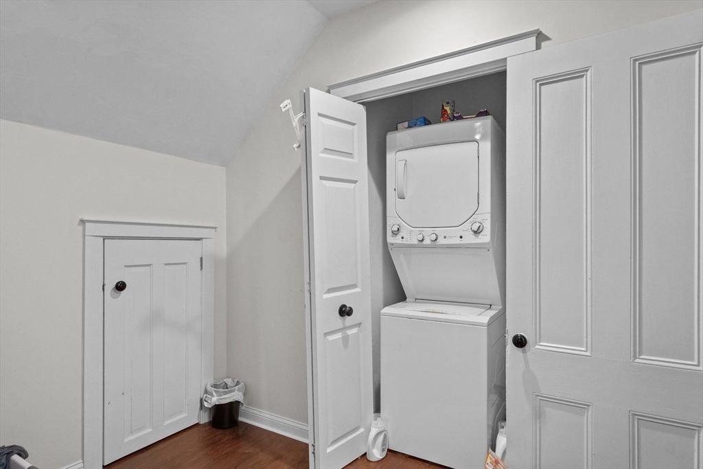 Interior, Utility Closets, Washer, Wood Texture Flooring