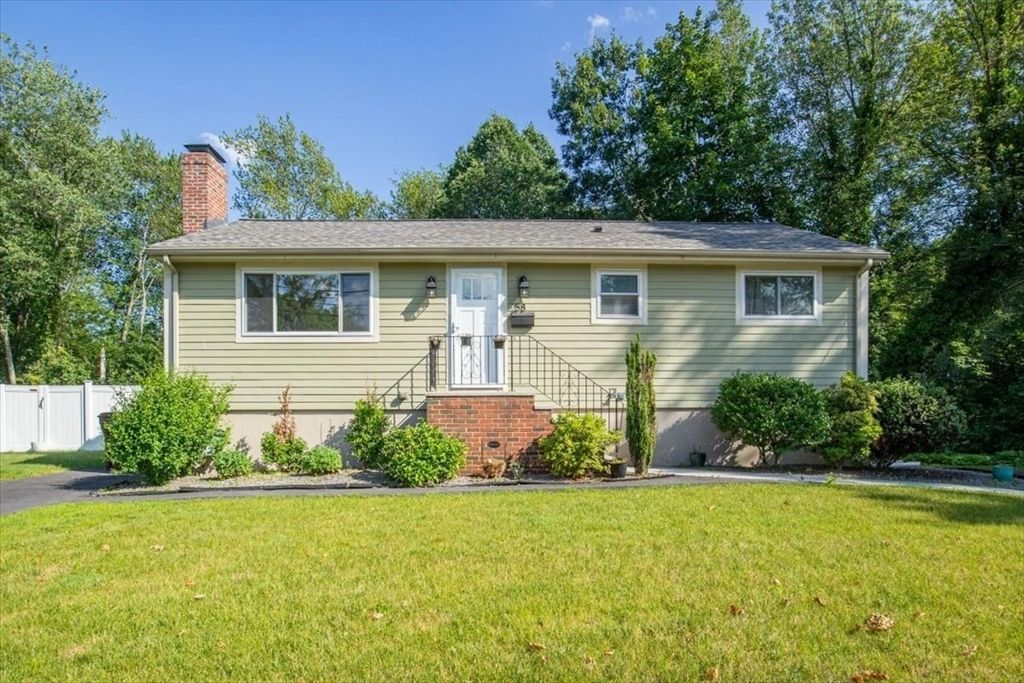 Exterior, Facade, Raised Ranch