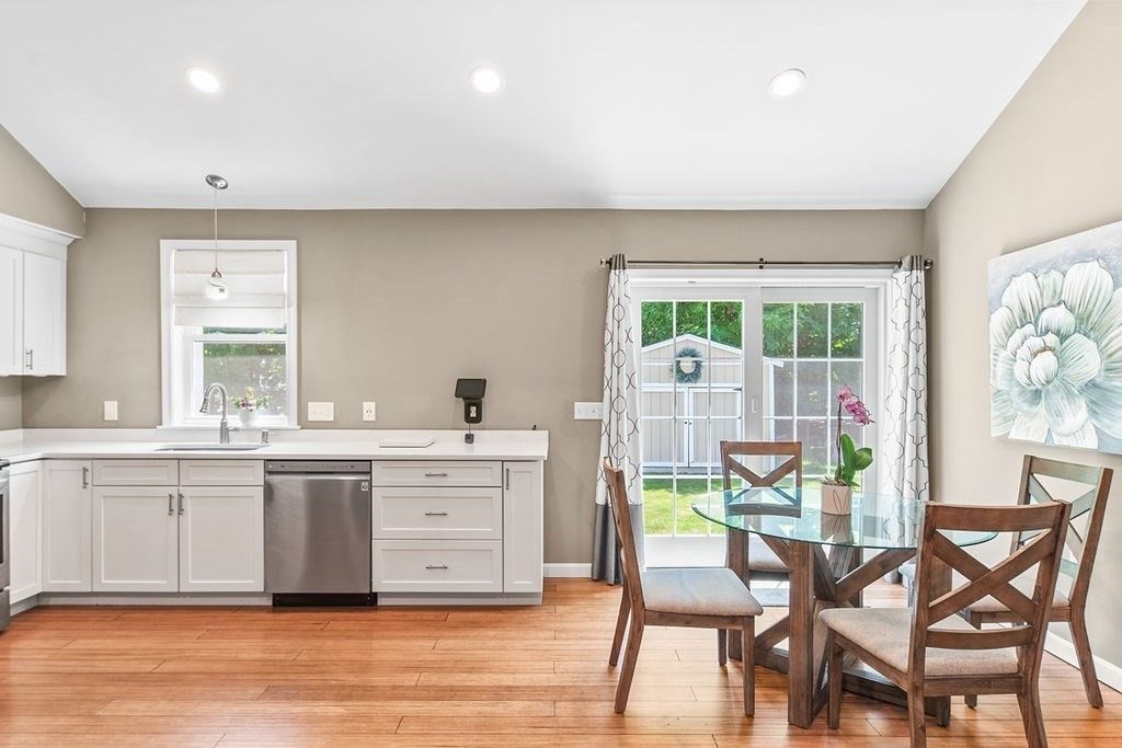 Dining room, Interior, Kitchen, Pendant Lights, Recessed Lighting, Wood Texture Flooring