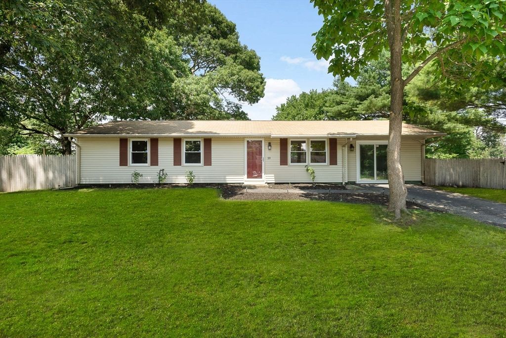 Exterior, Facade, Ranch