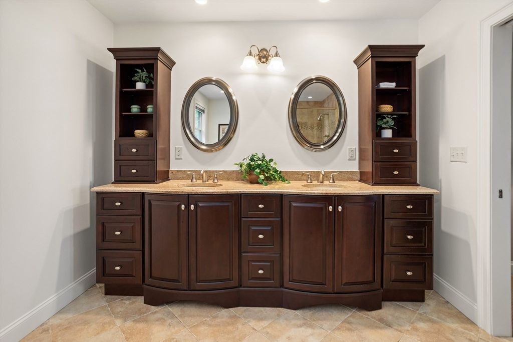 Bathroom, Dual Sink Vanities, Interior, Recessed Lighting