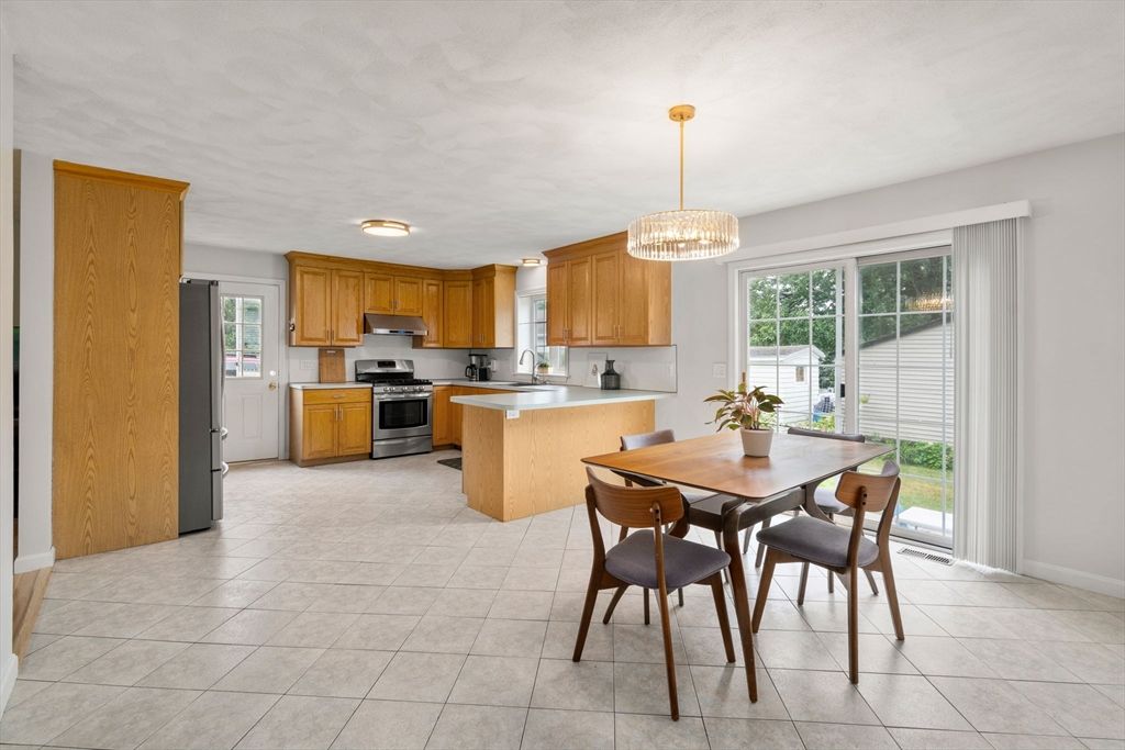 Dining room, Interior, Kitchen, Pendant Lights, Stainless Steel Appliances