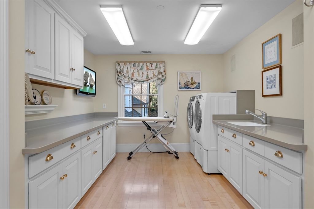 Interior, Washer, Wood Texture Flooring