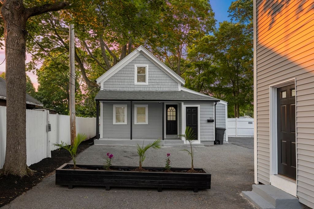 Exterior, Facade, None