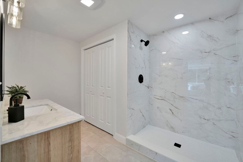 Bathroom, Interior, Marble Walls, Recessed Lighting