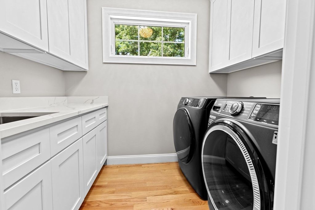 Interior, Washer, Wood Texture Flooring