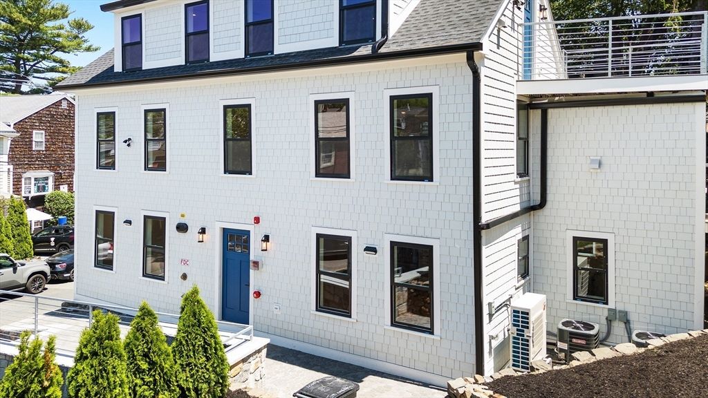 Exterior, Facade, Rowhouse
