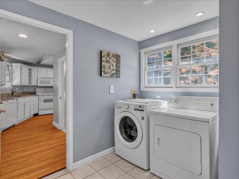 Interior, Recessed Lighting, Washer, Wood Texture Flooring