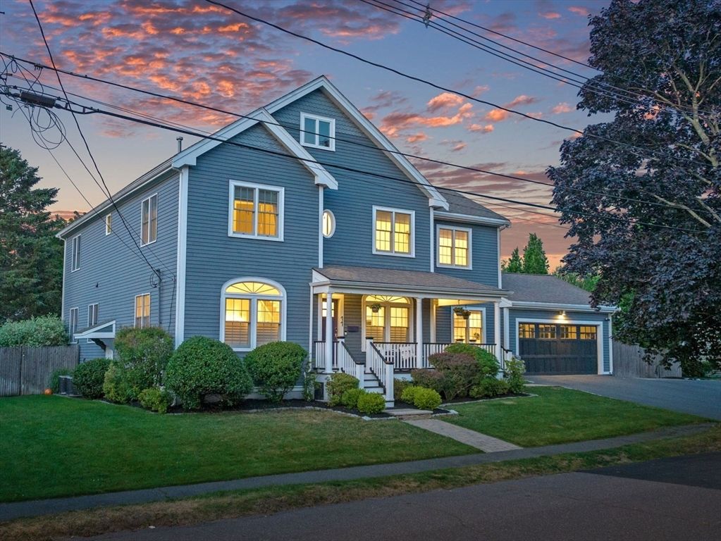 Attached, Exterior, Facade, Queen Anne Victorian