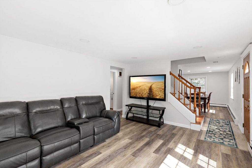 Interior, Recessed Lighting, Wood Texture Flooring