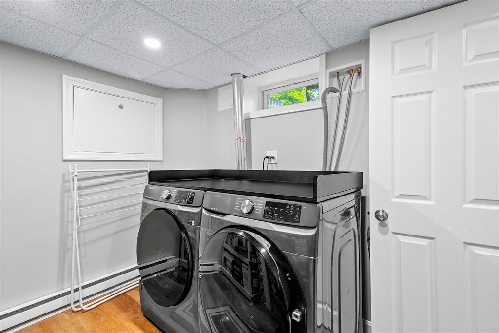 Interior, Recessed Lighting, Washer, Wood Texture Flooring