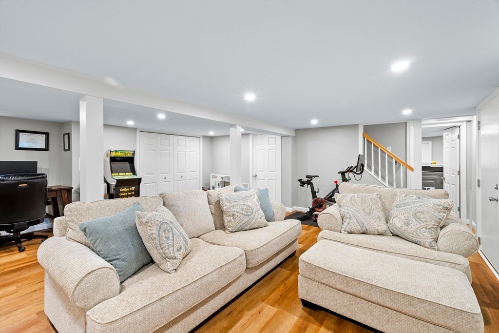 Fitness Equipment, Interior, Living room, Recessed Lighting, Wood Texture Flooring