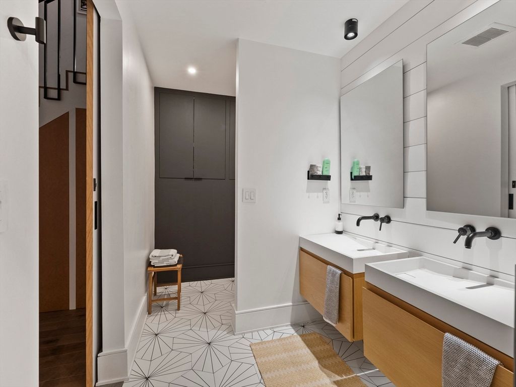 Bathroom, Dual Sink Vanities, Interior, Recessed Lighting