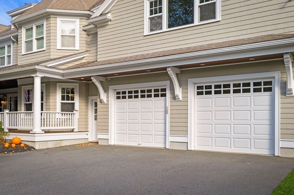 Attached, Exterior, Facade, None