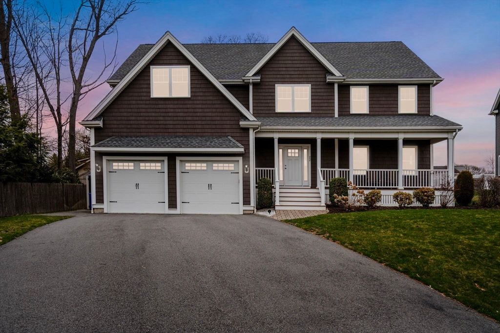 Attached, Exterior, Facade, American Craftsman