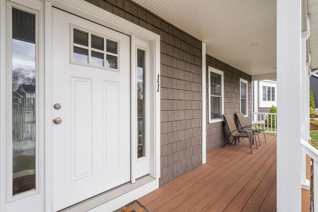 Attached, Exterior, Facade, American Craftsman