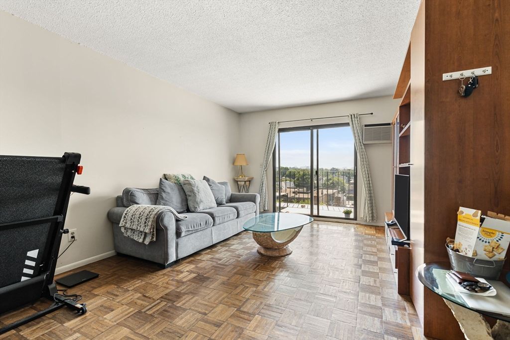 Fitness Equipment, Interior, Living room, Wood Texture Flooring